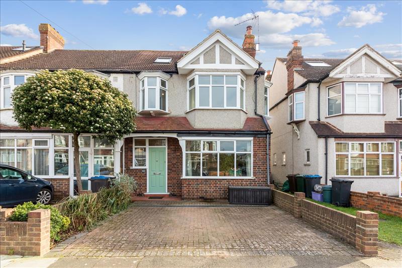 5 bedroom end of terrace house for sale in Southway, Raynes Park, SW20