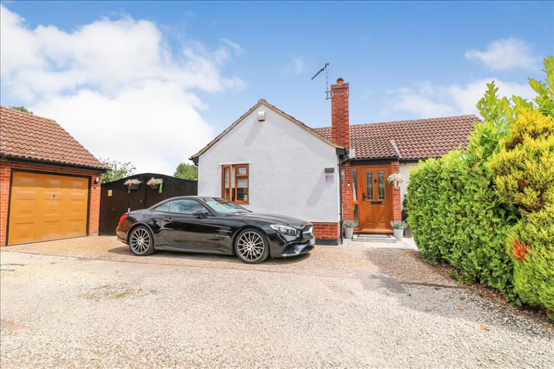 3 bedroom detached bungalow for sale in Orchard Close, Hatfield Peverel