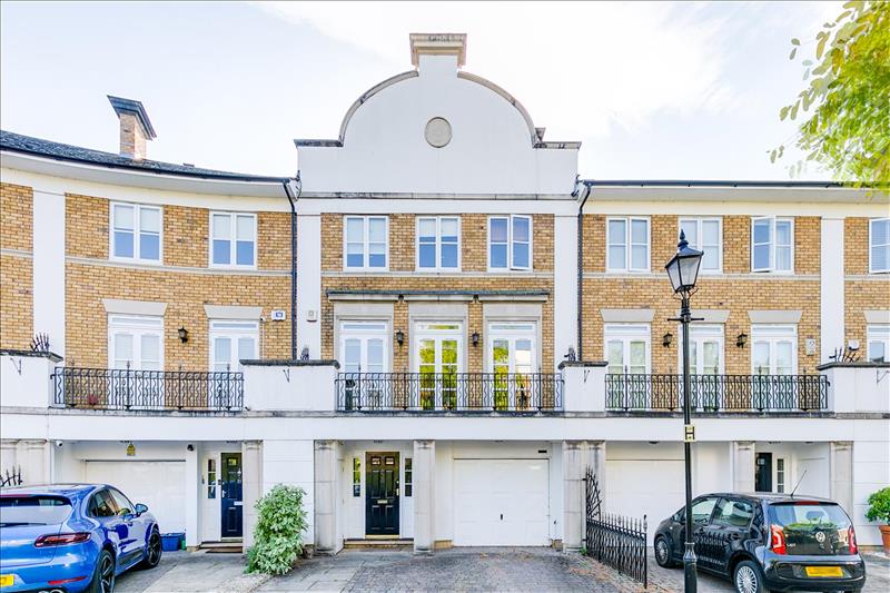 5 bedroom terraced house for sale in Thames Crescent, London, W4
