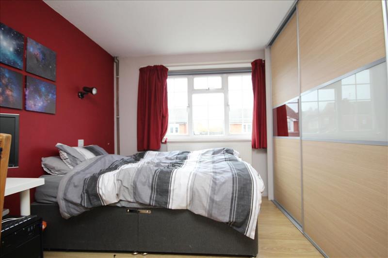 4 bedroom house to let in Lynwood, Guildford, GU2 Cavenders
