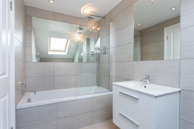 Bathroom (2).jpg