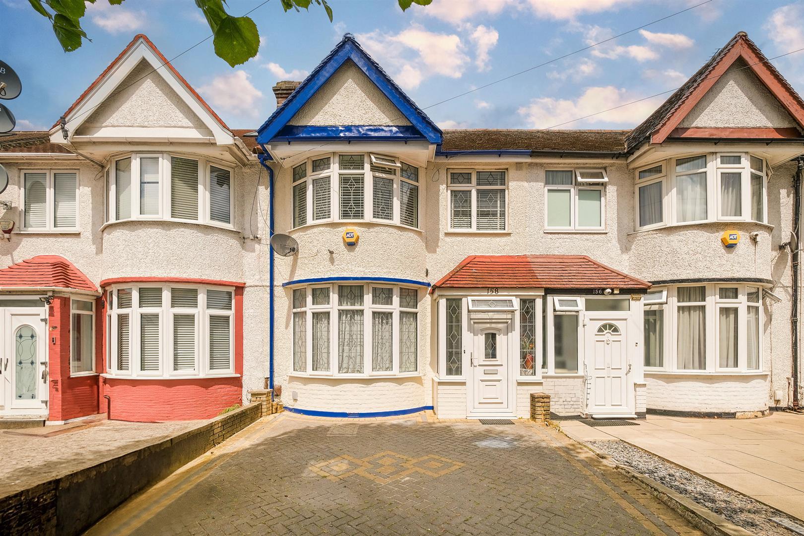 3 bedroom midterraced house for sale in Hall Lane, Chingford, E4