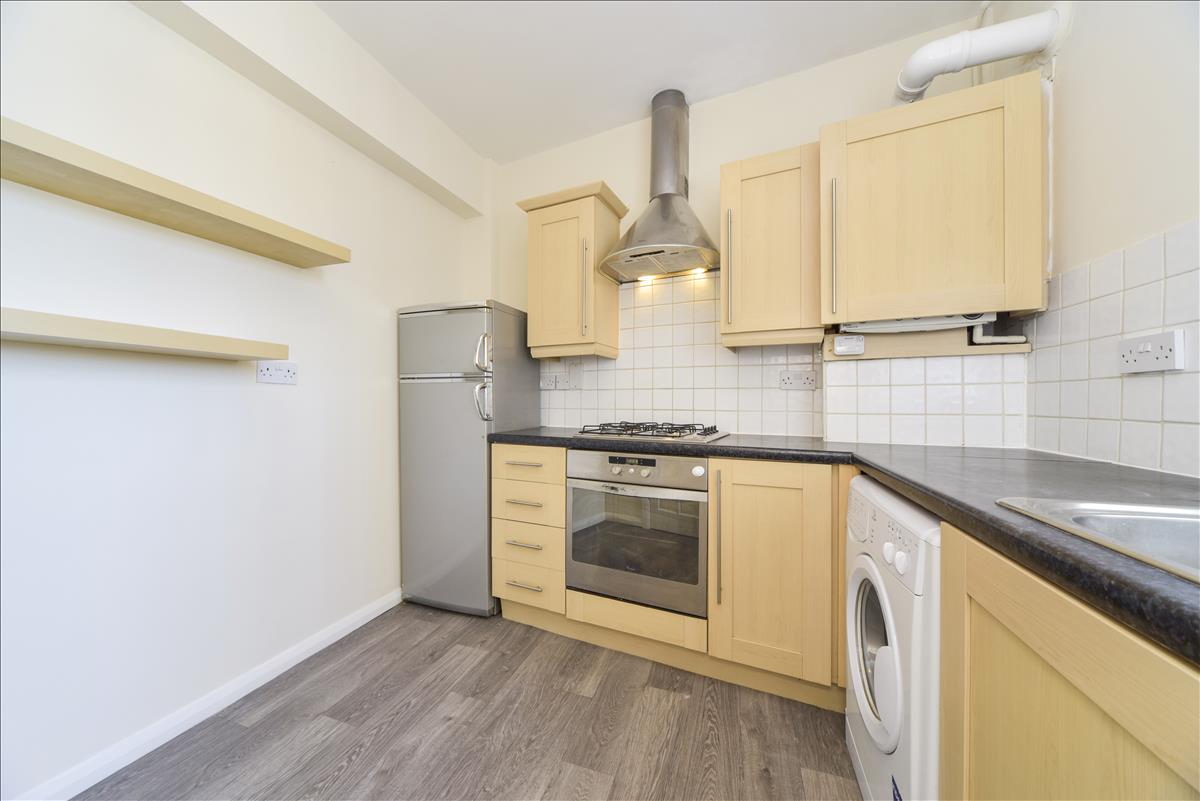 2 bedroom flat to let in Seaforth Lodge, Barnes, SW13 | Willmotts ...