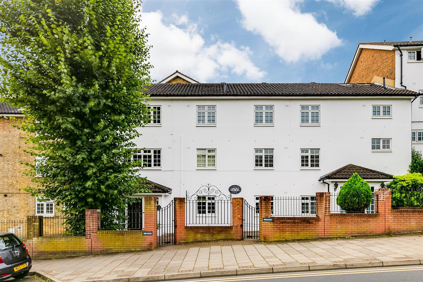 3 bedroom flat for sale in Southfields Court, Augustus Road, London