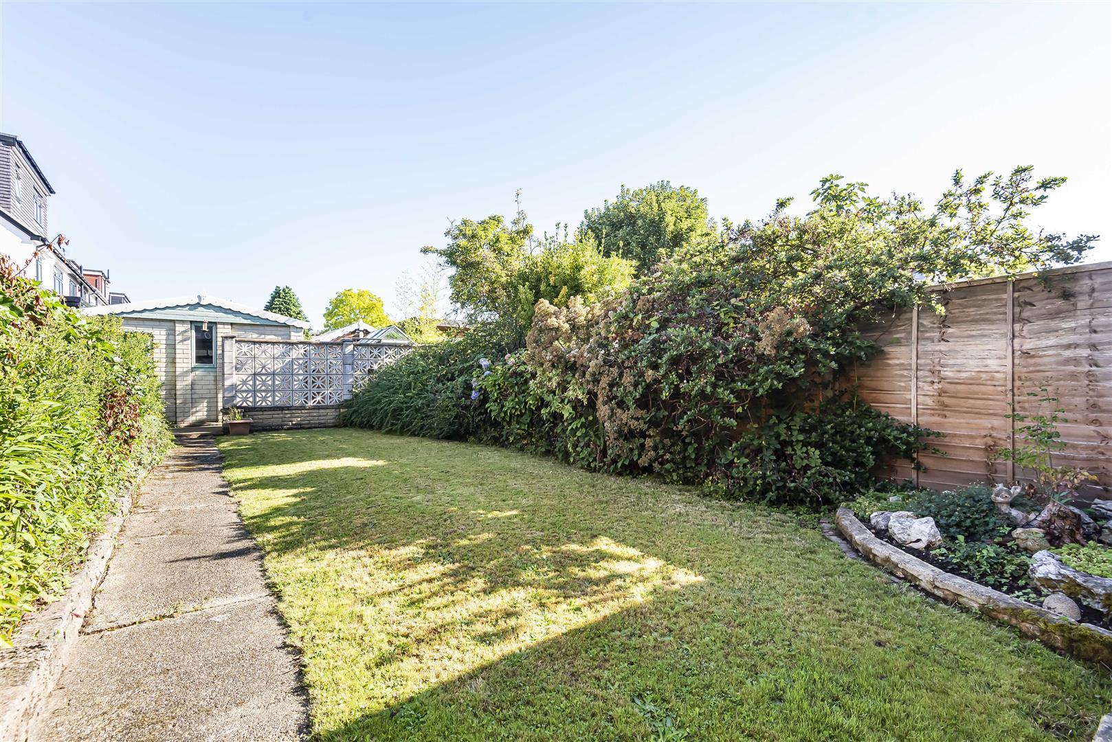 3 bedroom midterraced house for sale in Colne Road, London, N21
