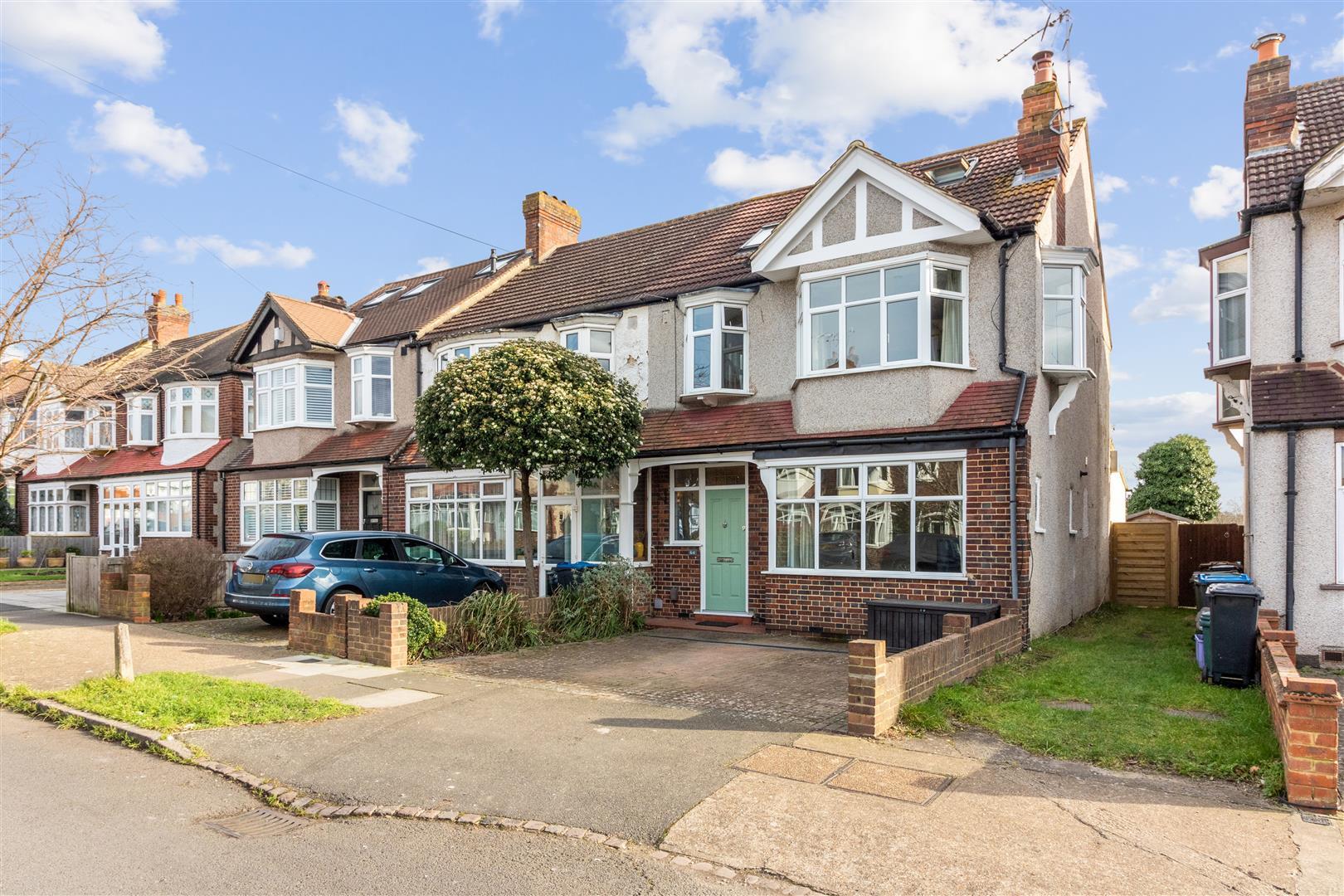 5 bedroom end of terrace house for sale in Southway, Raynes Park, SW20