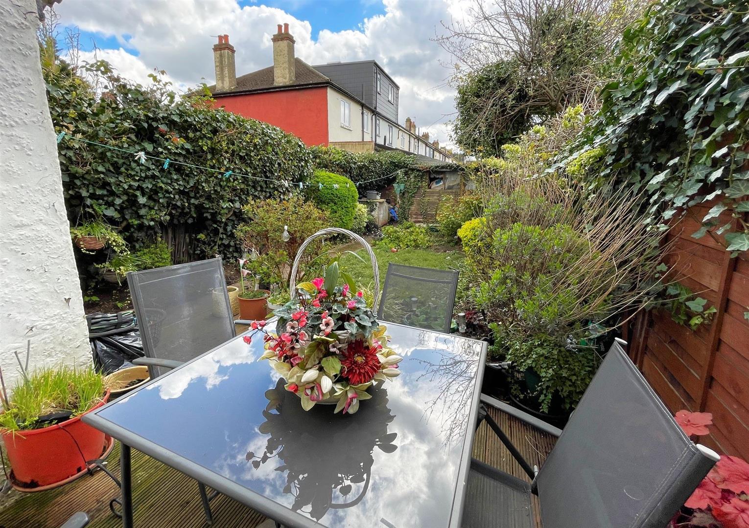 3 bedroom midterraced house for sale in Hawthorne Avenue, Mitcham, CR4