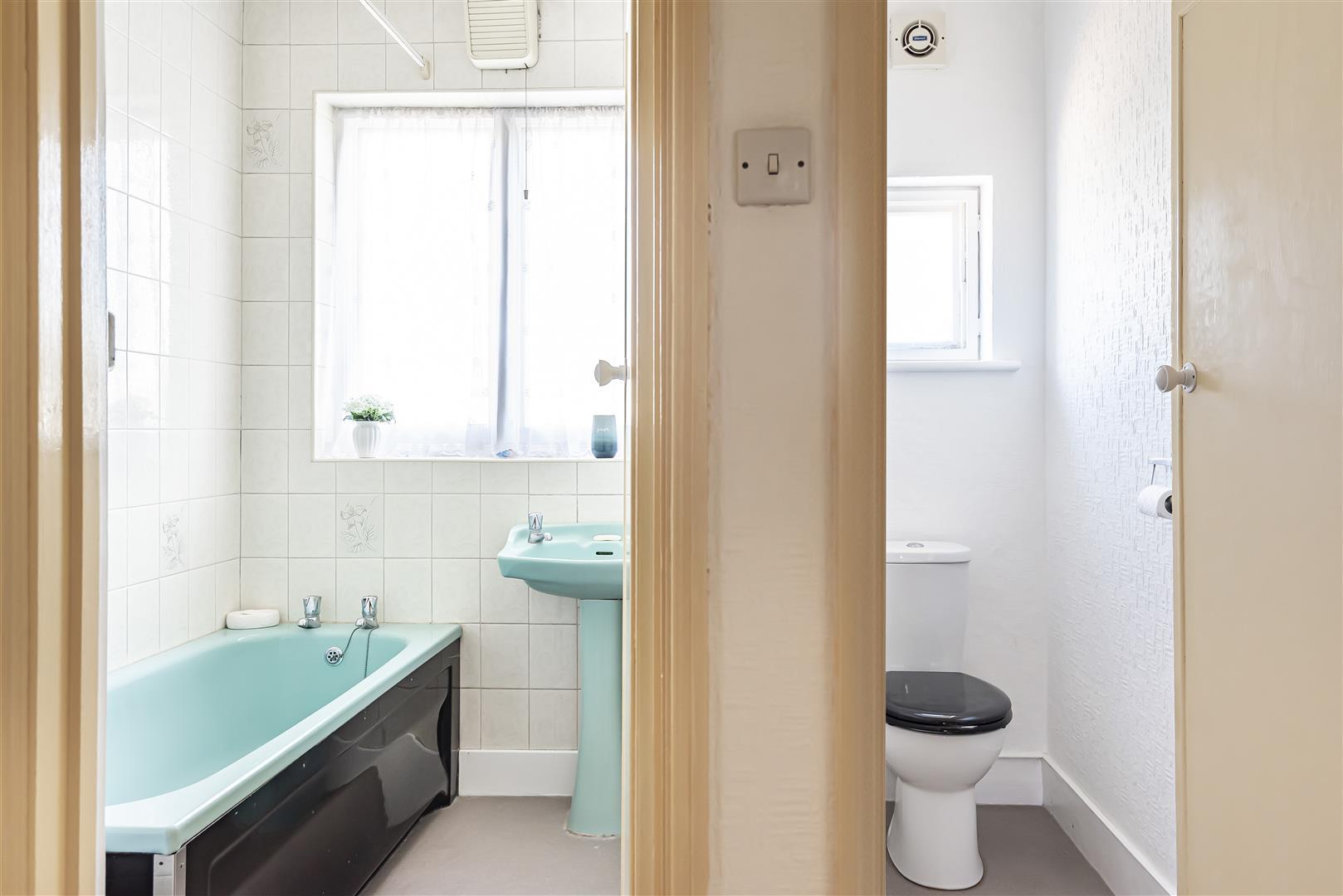 3 bedroom midterraced house for sale in Colne Road, London, N21