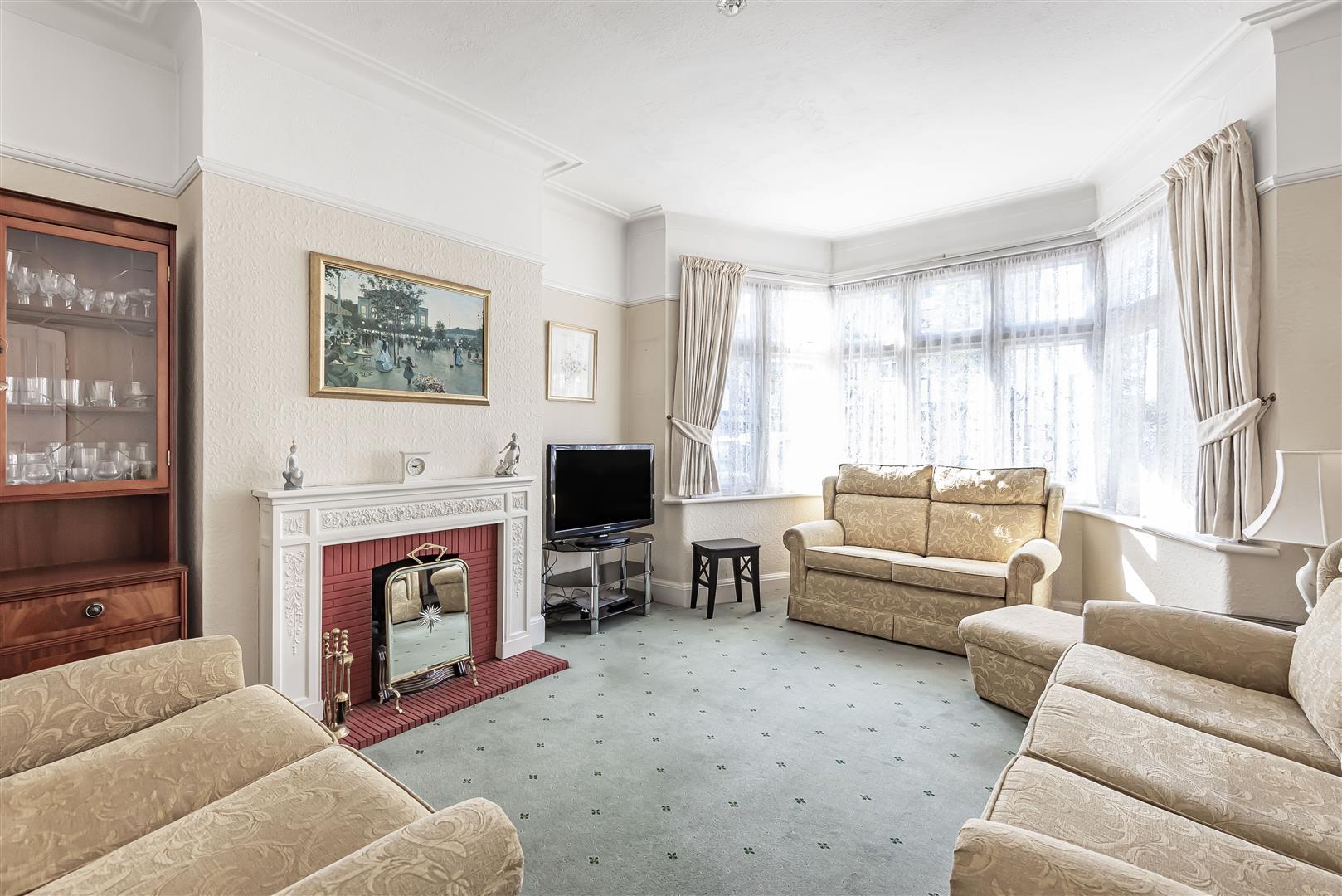 3 bedroom midterraced house for sale in Colne Road, London, N21