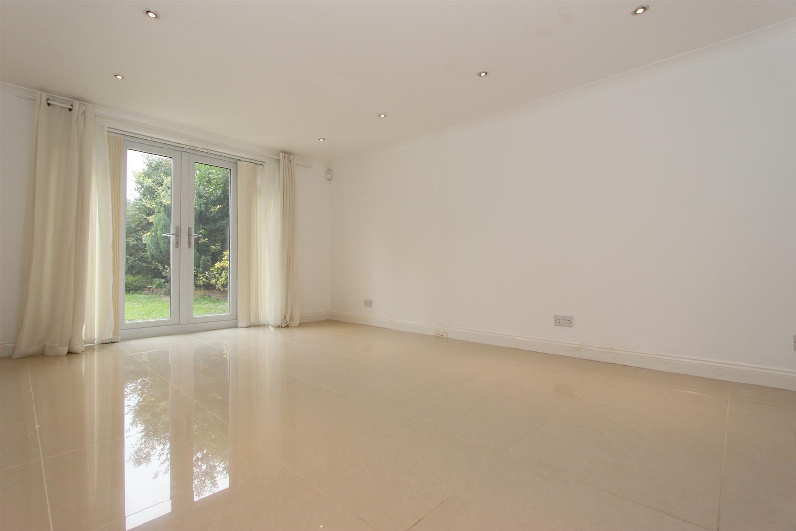 4 bedroom detached house to let in Birch Grove, Kingswood, KT20