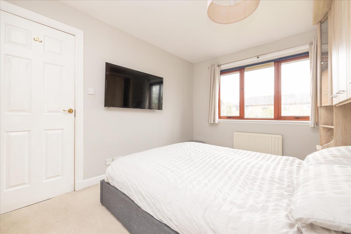 3 bedroom semidetached house for sale in 17 Burnbank Crescent