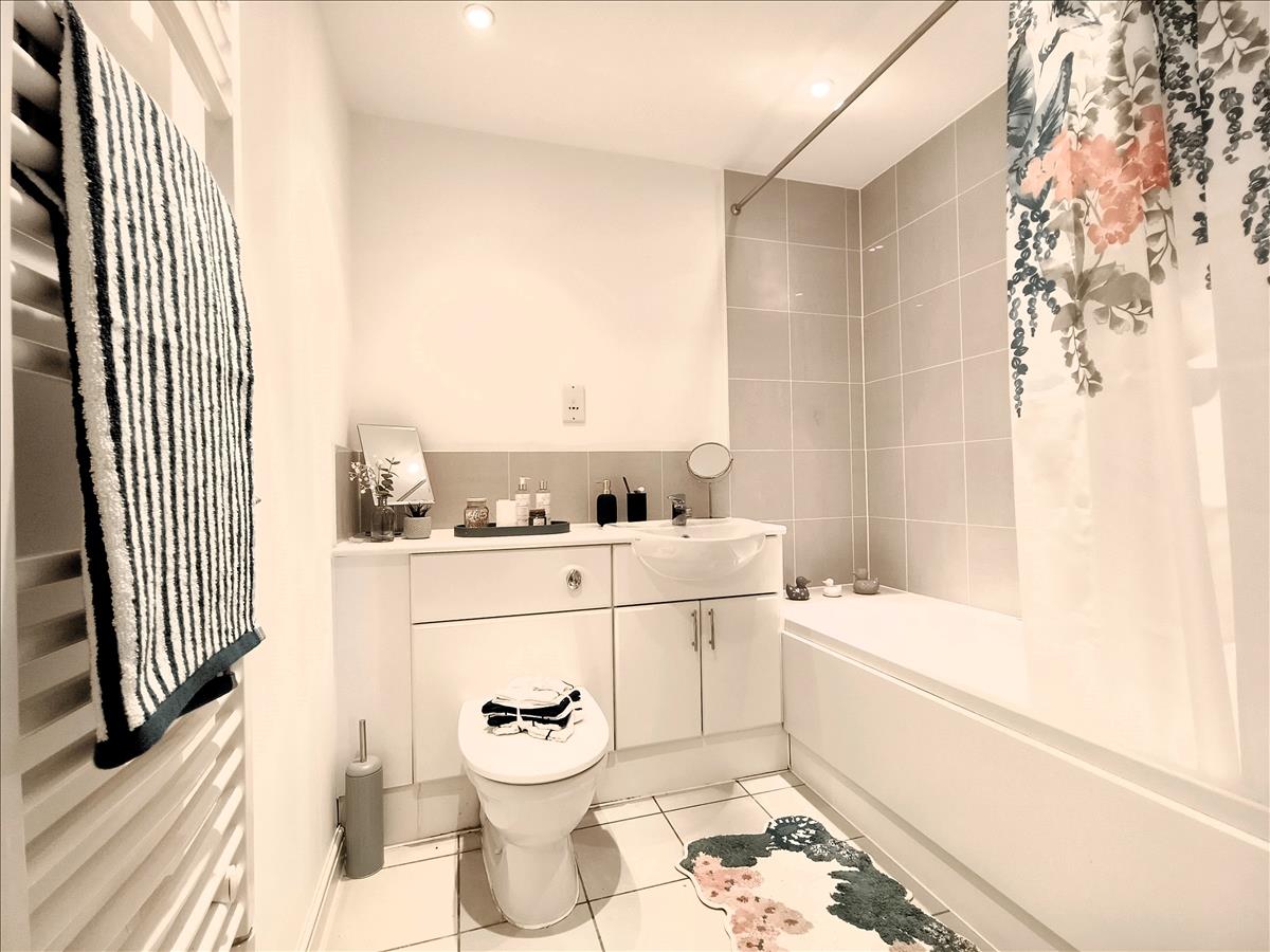 2 bedroom flat for sale in Berberis House, Feltham, TW13 Forest Estates