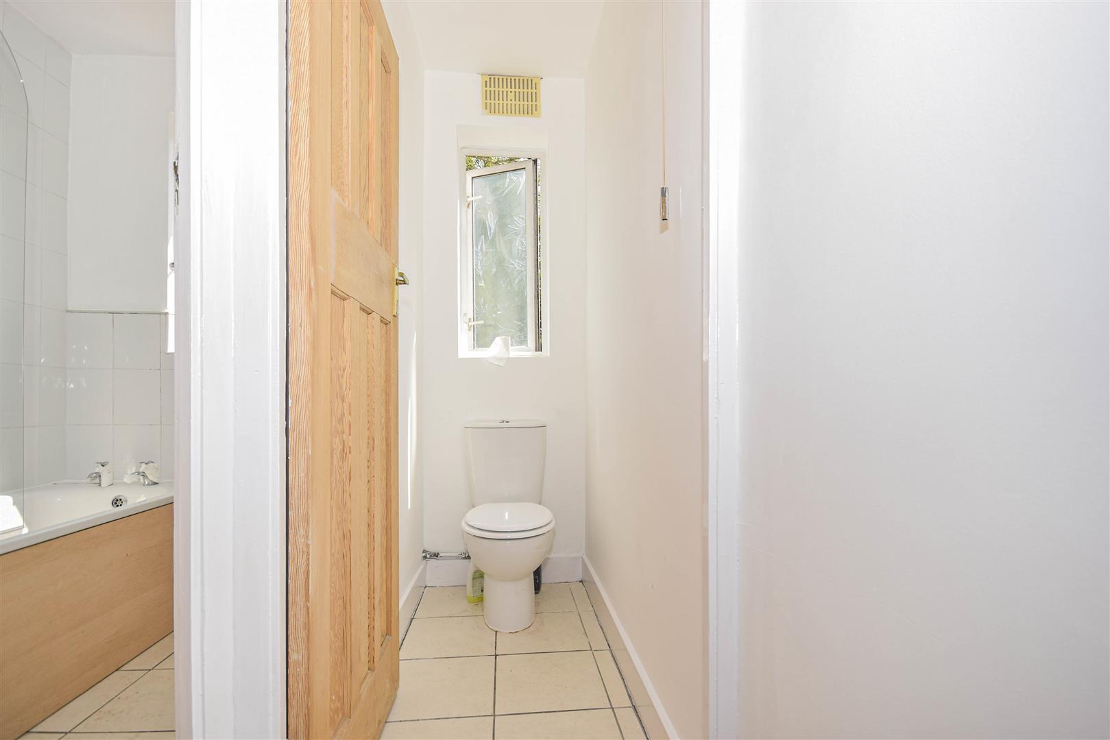 3 bedroom midterraced house to let in Bushey Road, Raynes Park, SW20