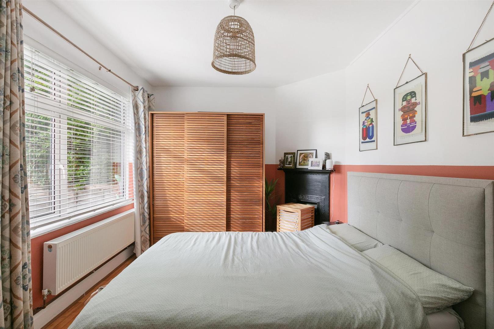 3 bedroom flat to let in Tilehurst Road, London, SW18 Petras Property