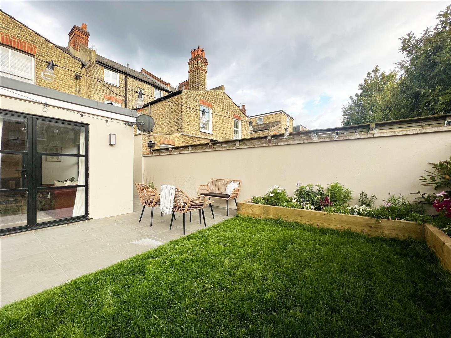 2 bedroom flat for sale in Thornton Avenue, London, SW2 Chatterton Rees