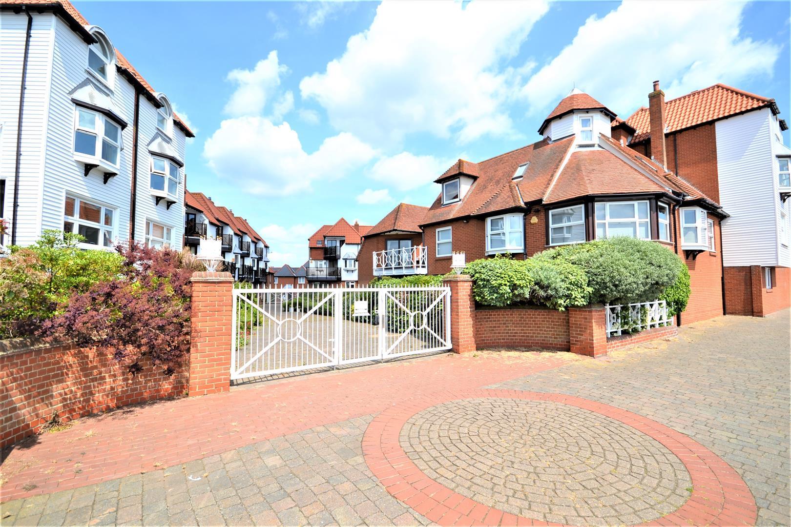 4 bedroom mews to let in Kings Road, Burnham on Crouch, CM0 Church