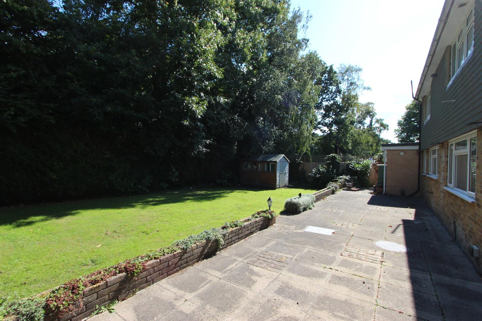 4 bedroom detached house to let in Birch Grove, Kingswood, KT20