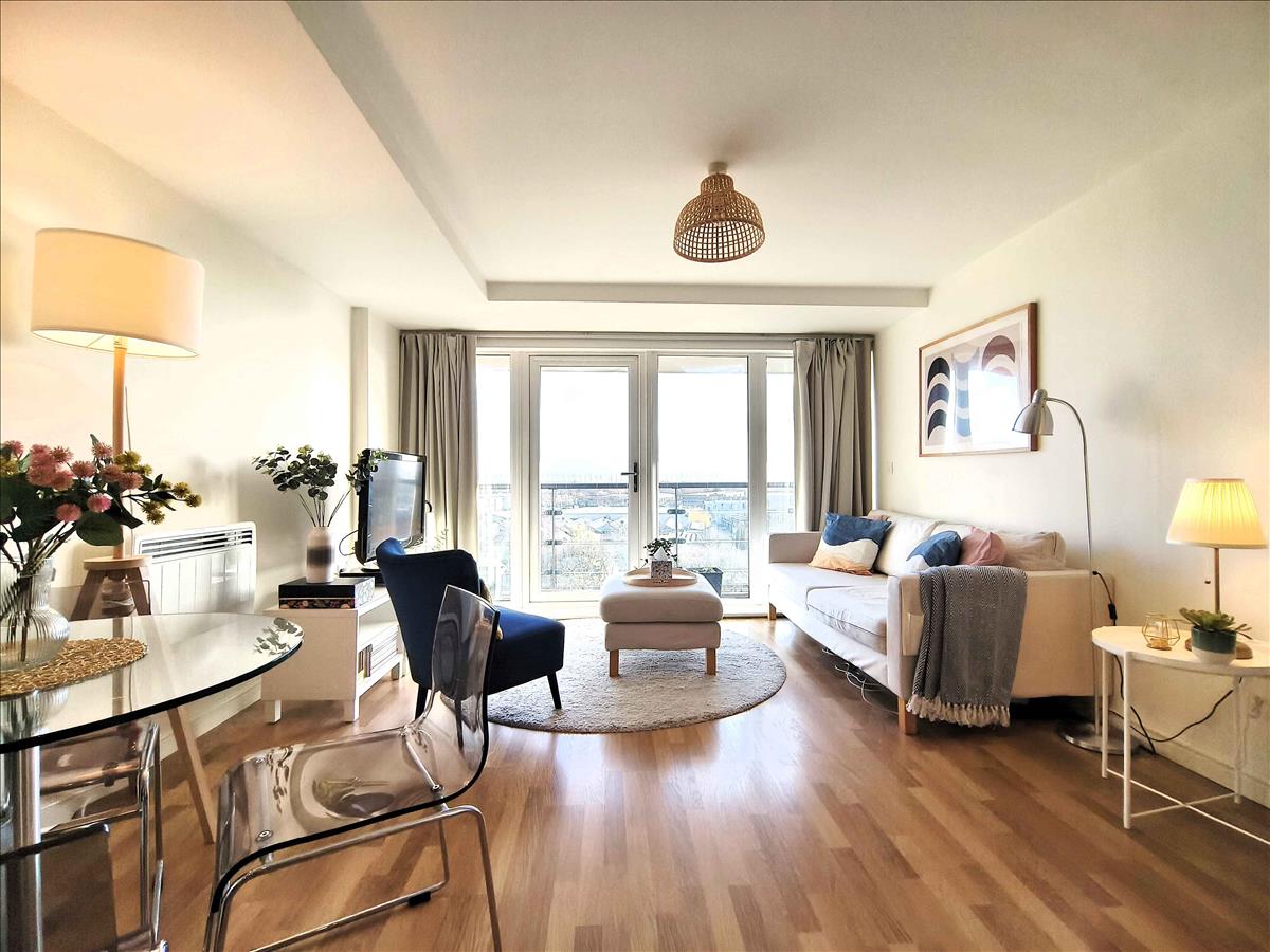 2 bedroom flat for sale in Berberis House, Feltham, TW13 Forest Estates