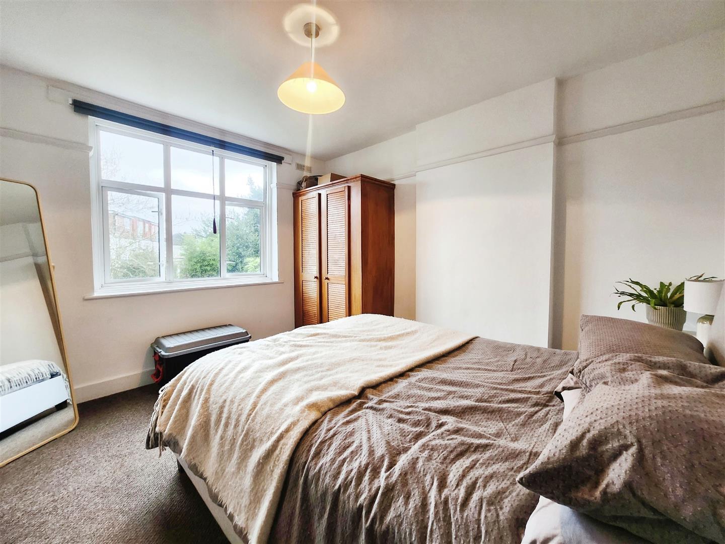 3 bedroom midterraced house to let in Bushey Road, Raynes Park, SW20