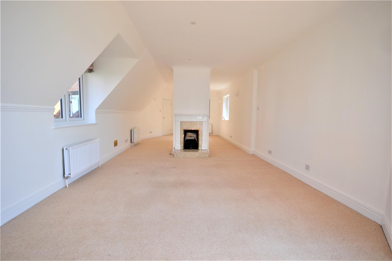 4 bedroom mews to let in Kings Road, Burnham on Crouch, CM0 Church