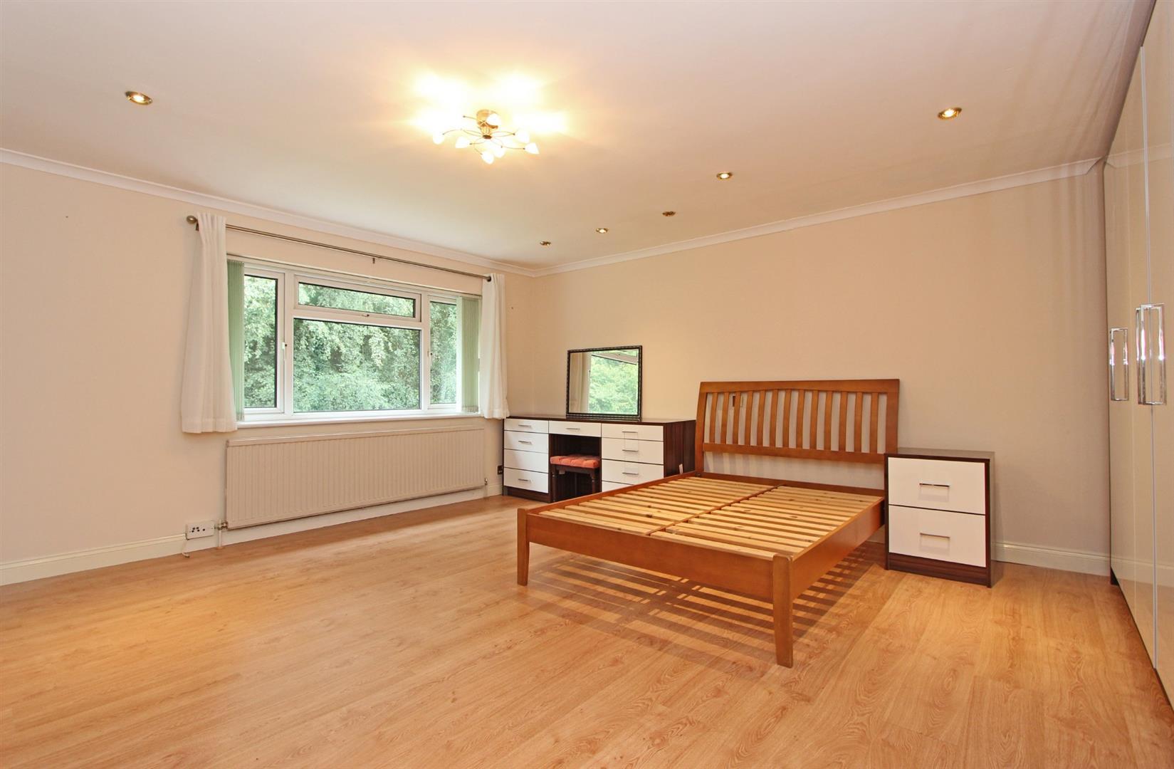 4 bedroom detached house to let in Birch Grove, Kingswood, KT20