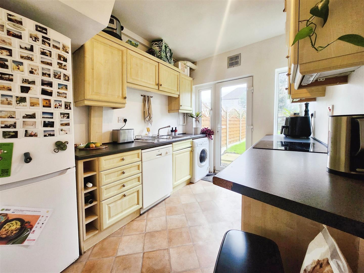 3 bedroom midterraced house to let in Bushey Road, Raynes Park, SW20