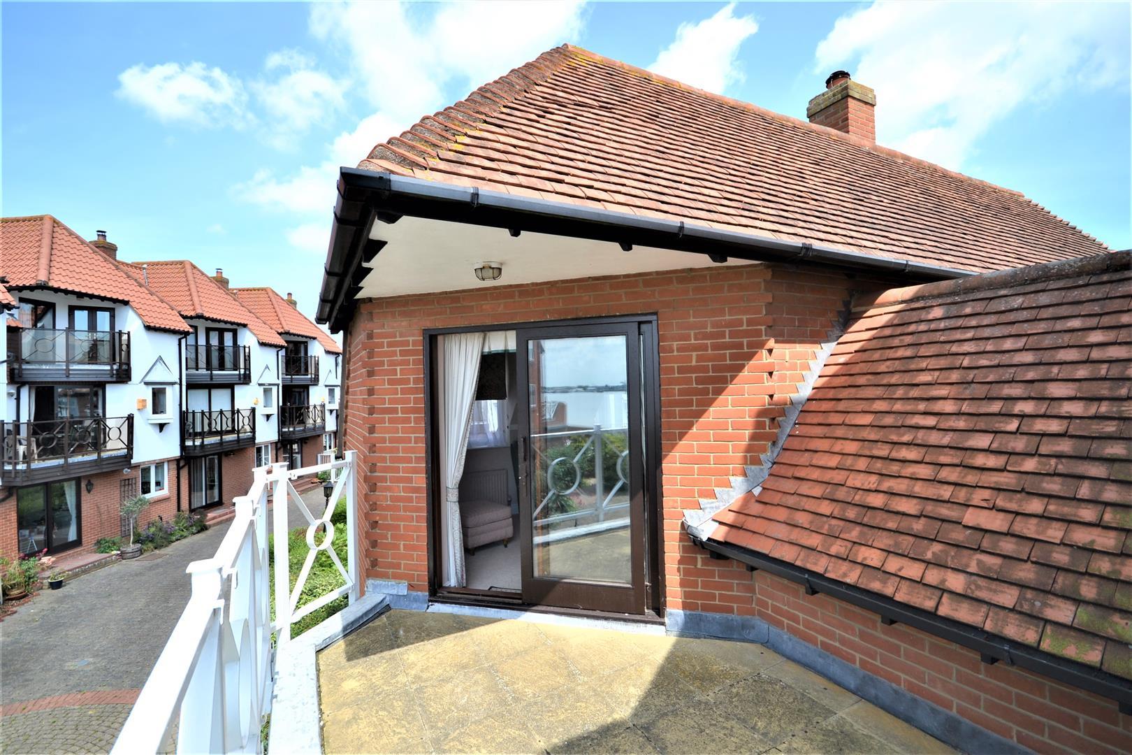 4 bedroom mews to let in Kings Road, Burnham on Crouch, CM0 Church