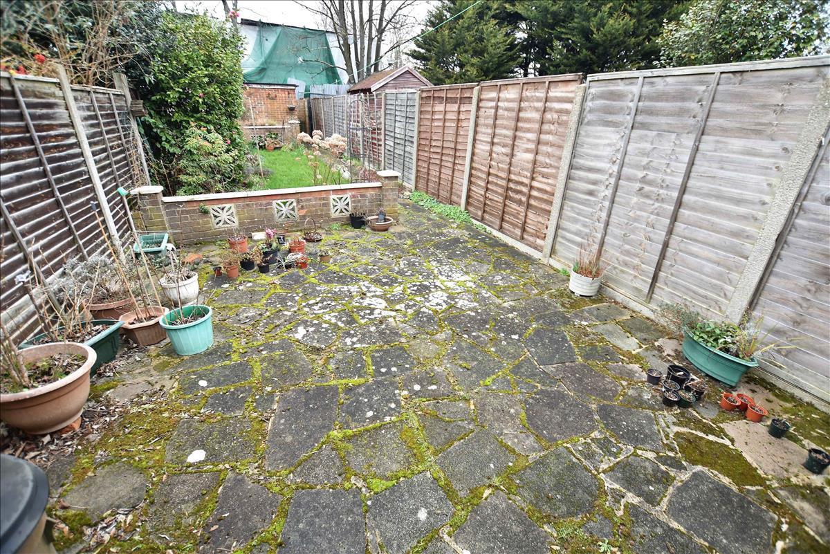 2 Bedroom Mid-terraced House For Sale In Gloucester Road, Feltham, TW13 ...