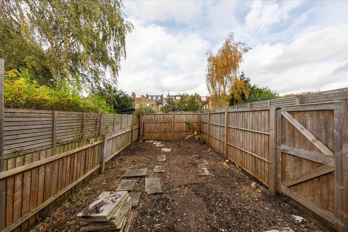 2 bedroom flat for sale in Queensmill Road, Fulham, SW6 Lawson Rutter