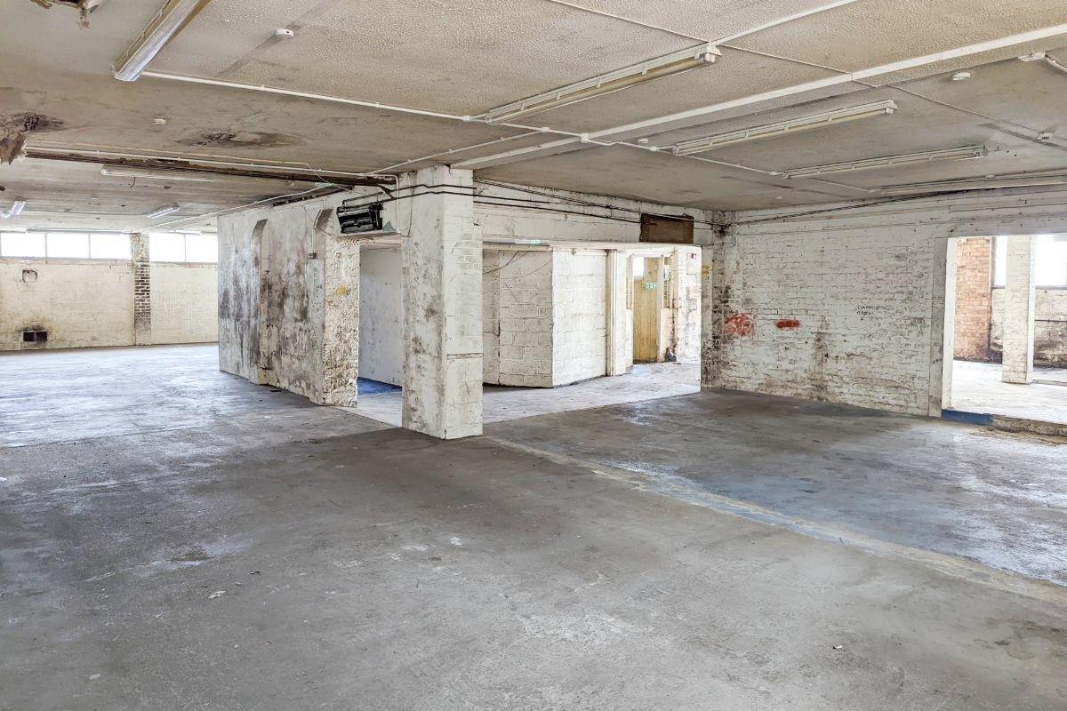 commercial property warehouse to let in Weldon House, Surrey, CR2 Whozoo