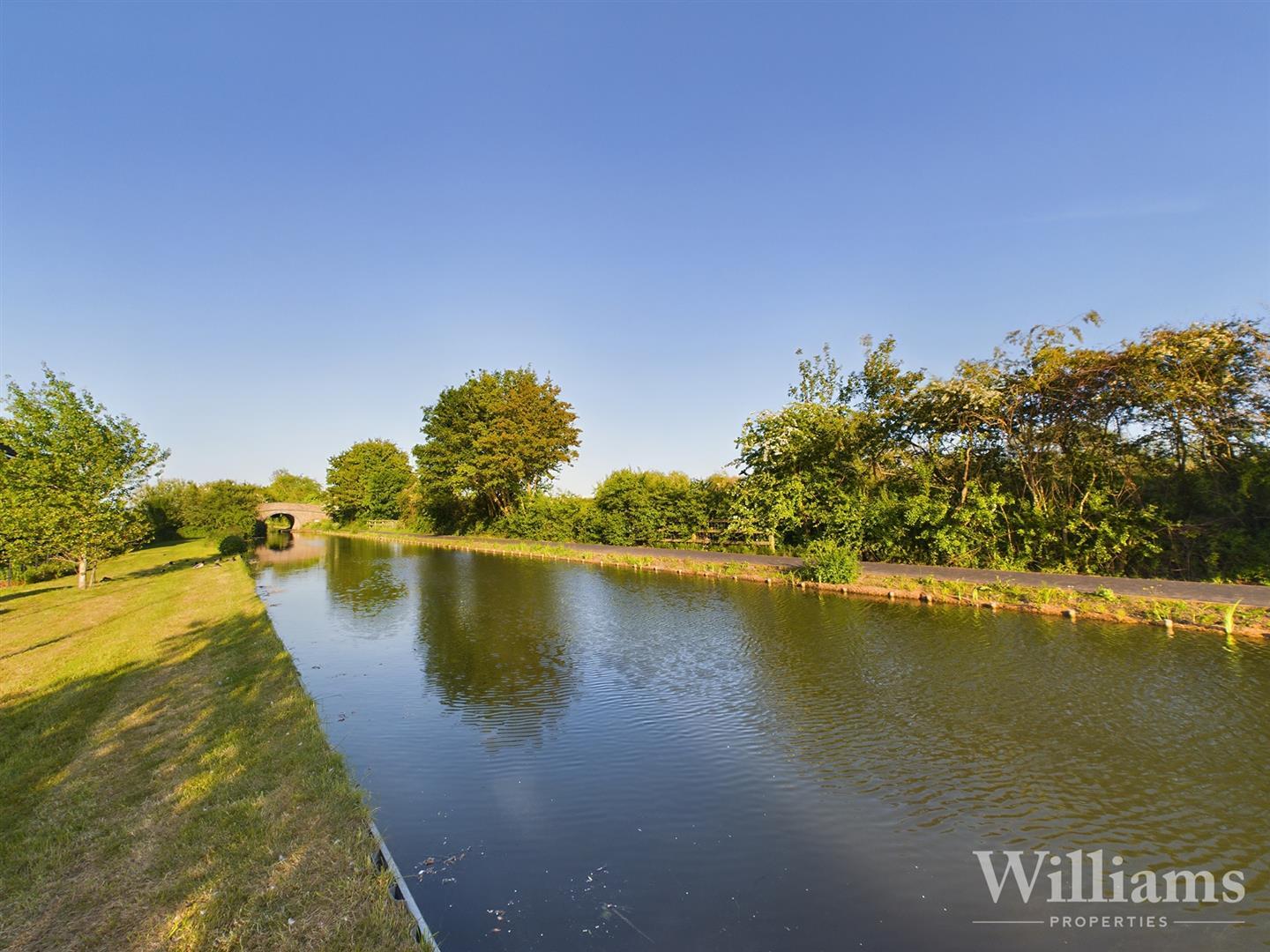 3 bedroom semidetached house for sale in Morton Mews, Aylesbury, HP20
