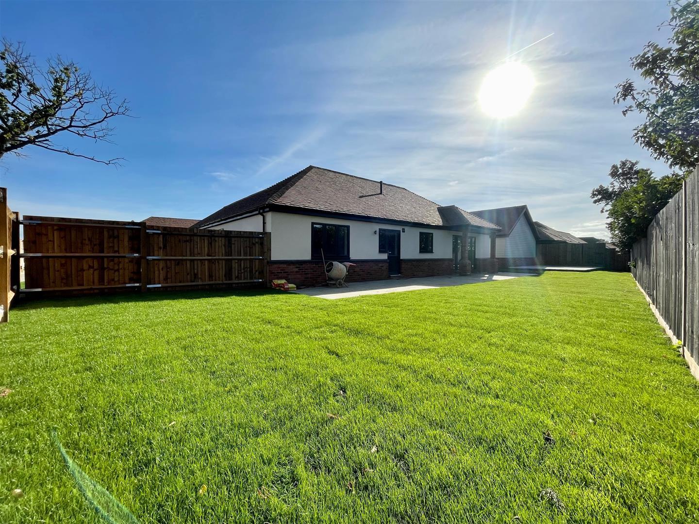 2 bedroom detached bungalow for sale in Stoney Hills, Burnham On Crouch