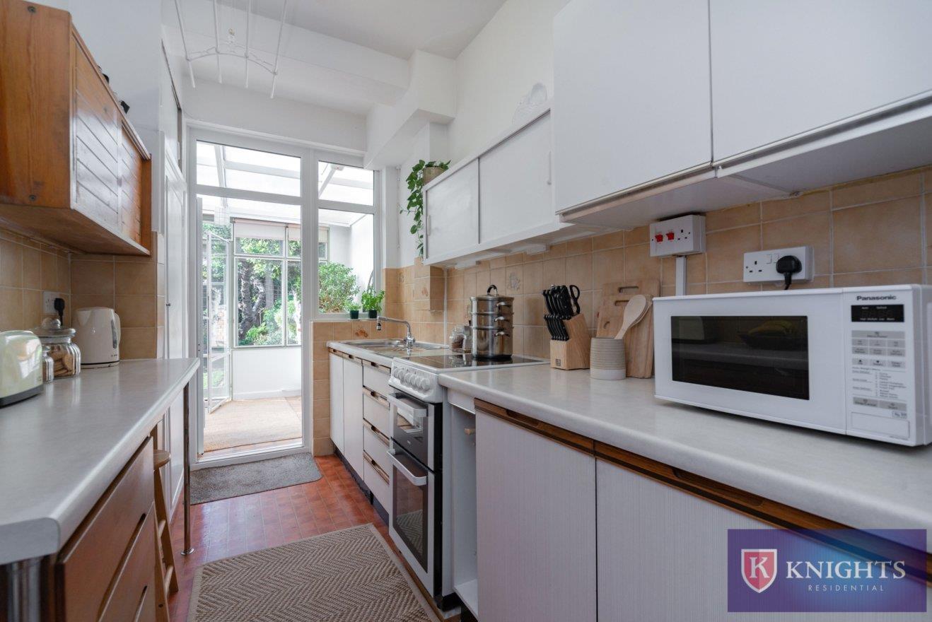 3 bedroom midterraced house for sale in Perth Road, London, N22