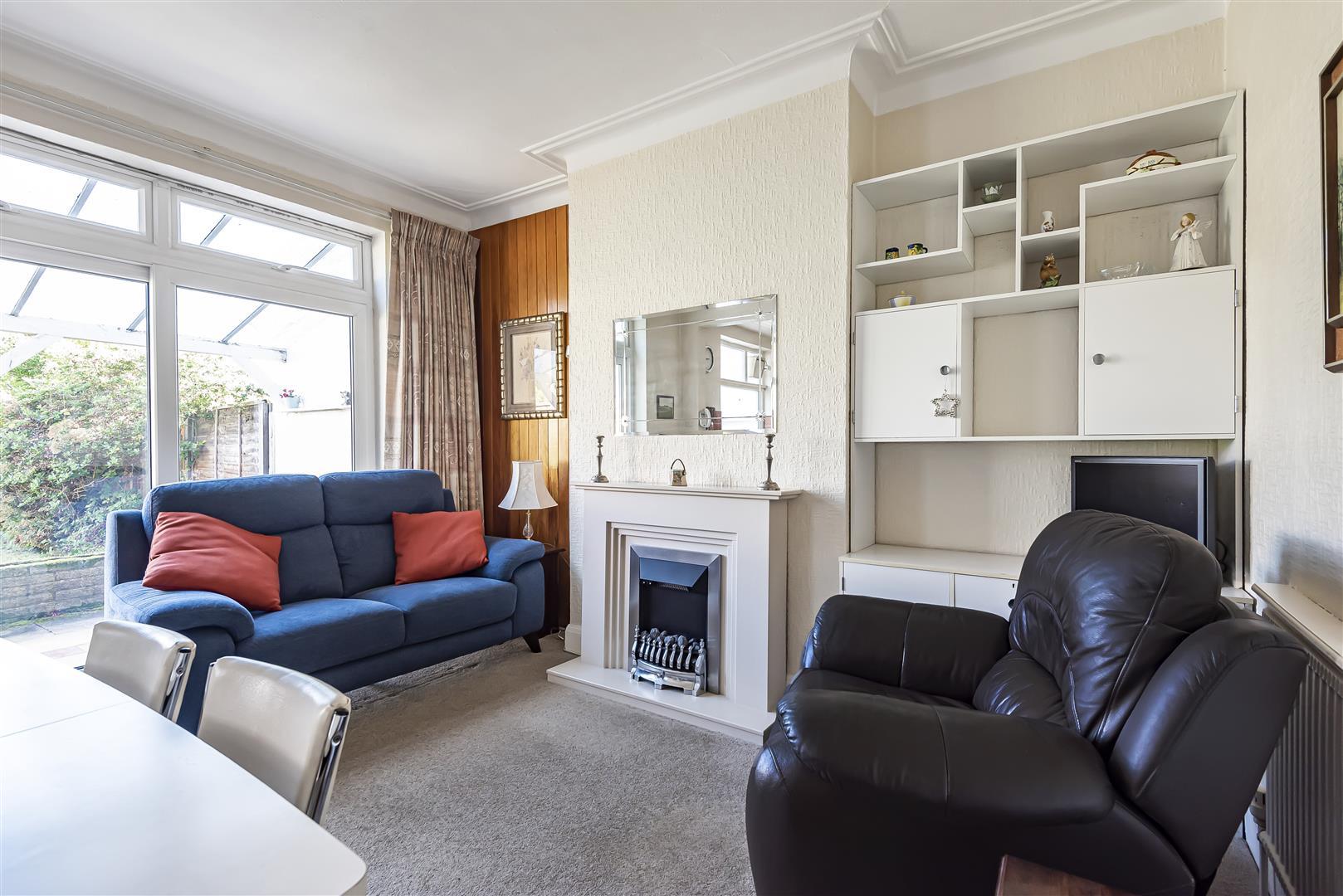 3 bedroom midterraced house for sale in Colne Road, London, N21