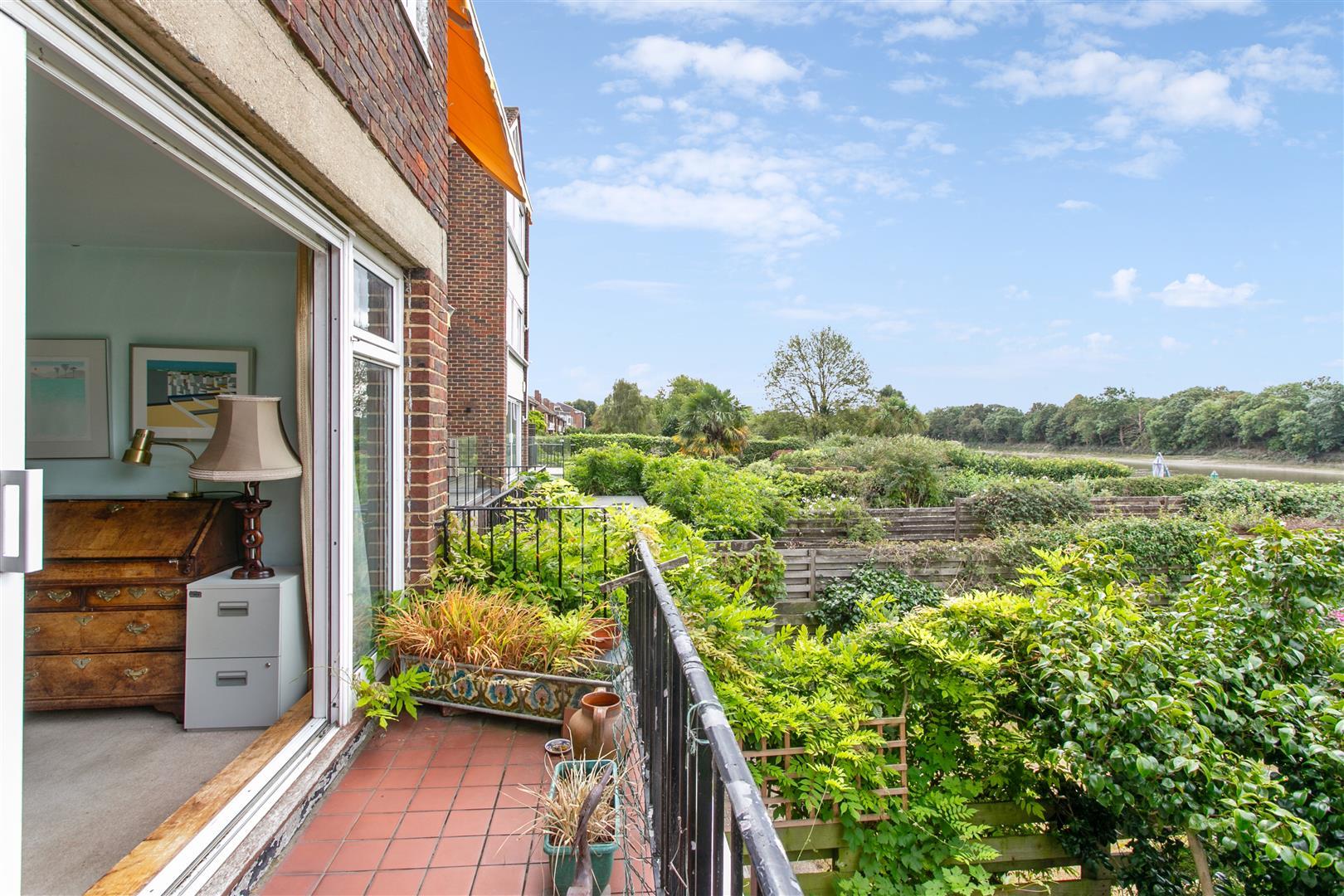 4 bedroom midterraced house for sale in Chiswick Staithe, London, W4