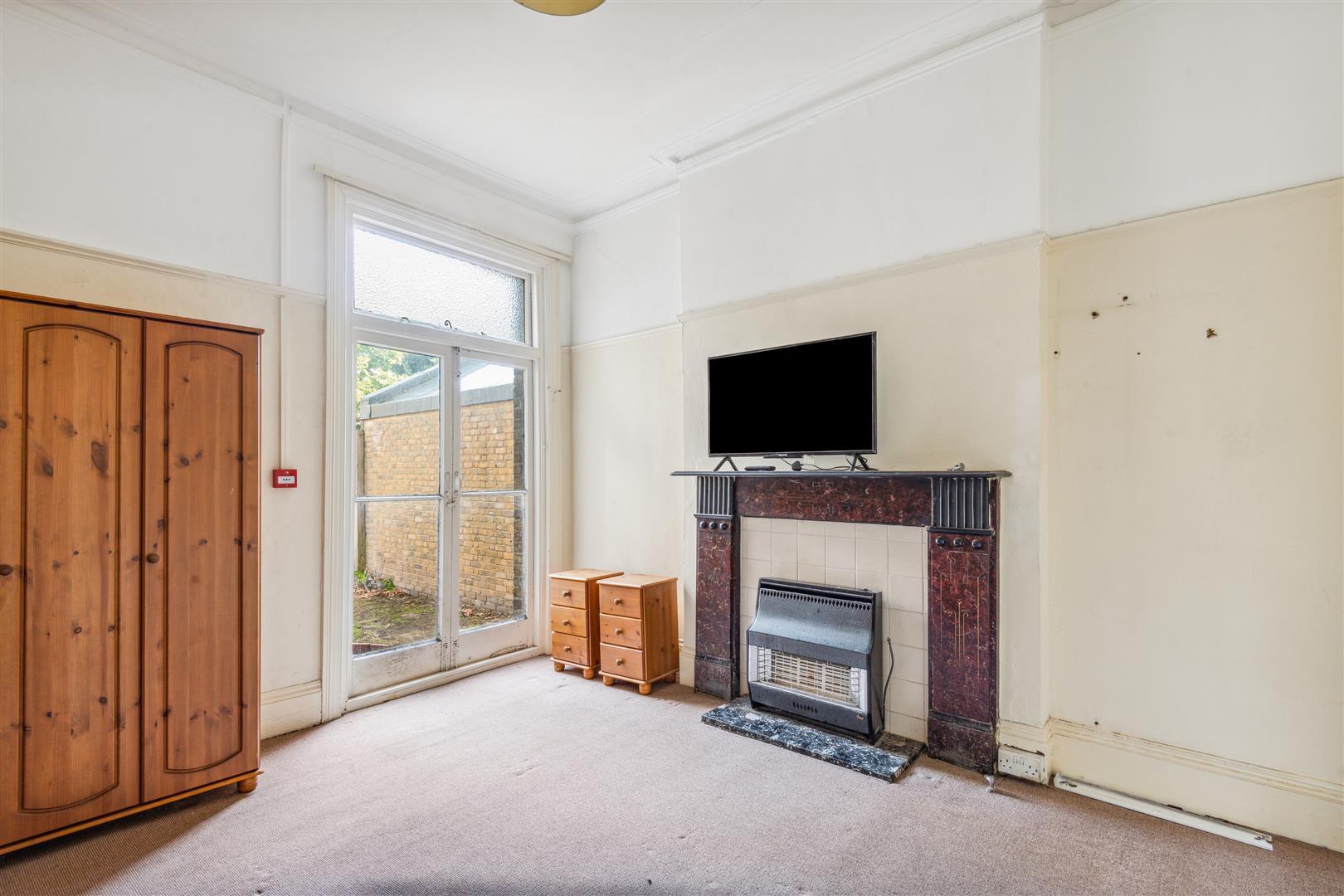 5 bedroom midterraced house for sale in Thornton Avenue, London, W4