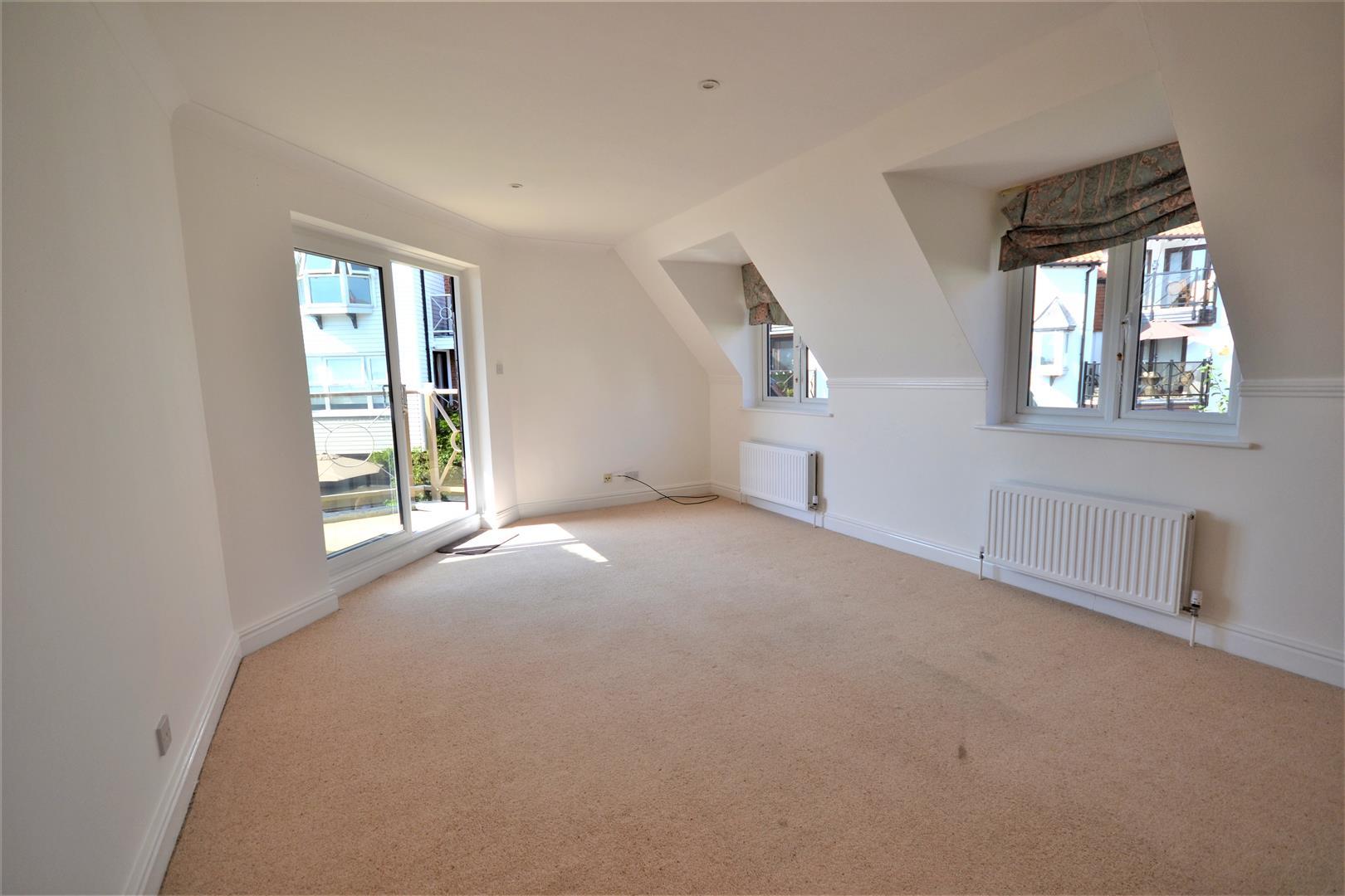 4 bedroom mews to let in Kings Road, Burnham on Crouch, CM0 Church