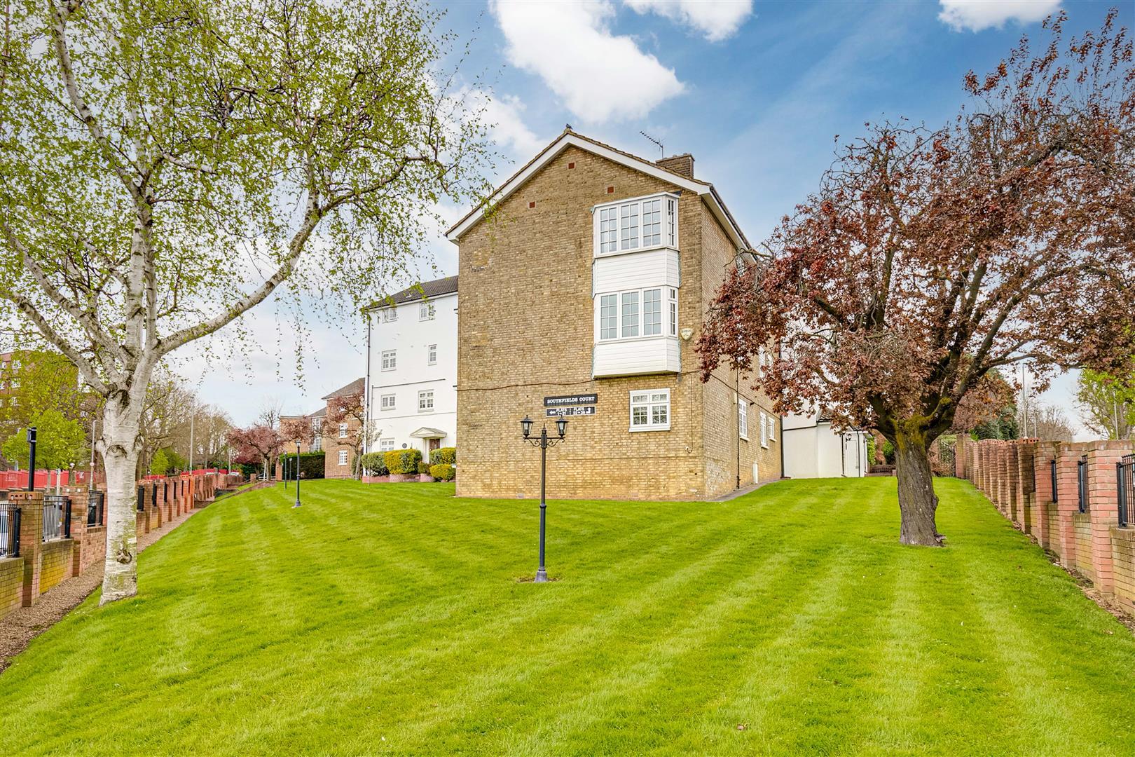 3 bedroom flat for sale in Southfields Court, Augustus Road, London