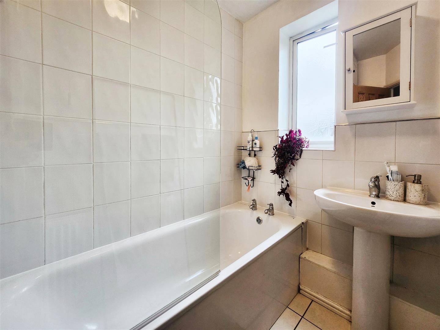 3 bedroom midterraced house to let in Bushey Road, Raynes Park, SW20