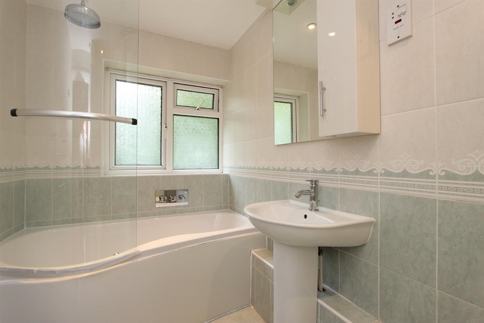 4 bedroom detached house to let in Birch Grove, Kingswood, KT20