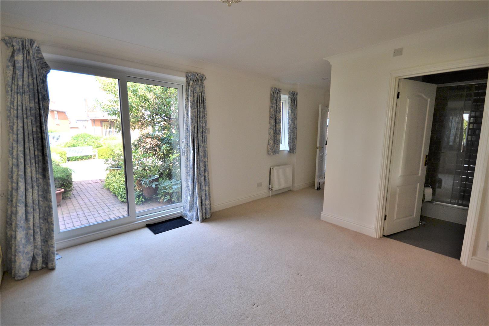 4 bedroom mews to let in Kings Road, Burnham on Crouch, CM0 Church