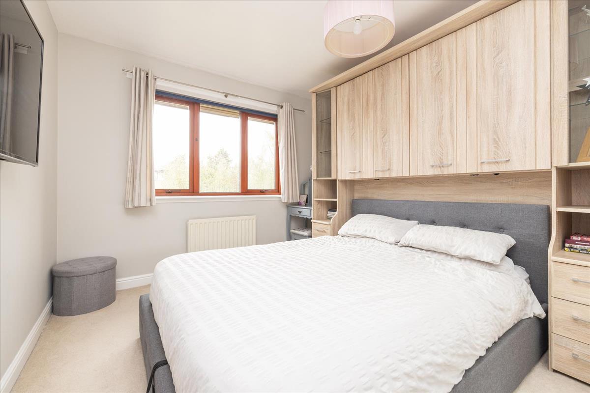 3 bedroom semidetached house for sale in 17 Burnbank Crescent