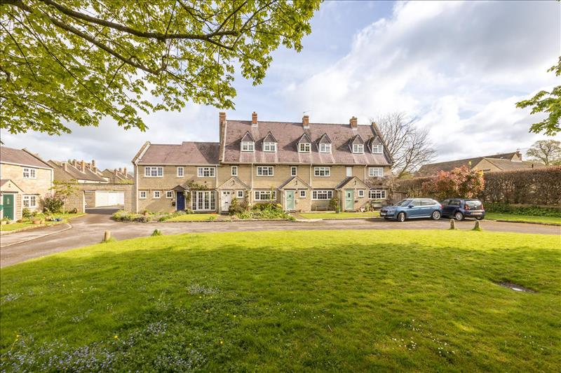 4 bedroom midterraced house for sale in Dashwood Mews, Kirtlington