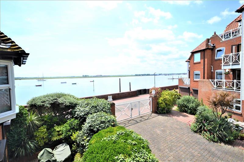 4 bedroom mews to let in Kings Road, Burnham on Crouch, CM0 Church and Hawes 4 bedroom mews to let in Kings Road, Burnham on Crouch, CM0 Church and Hawes