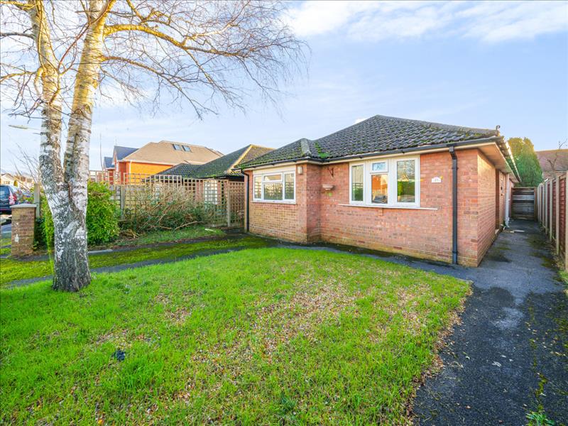 5 bedroom bungalow for sale in Compton Road, New Milton, BH25 Symonds