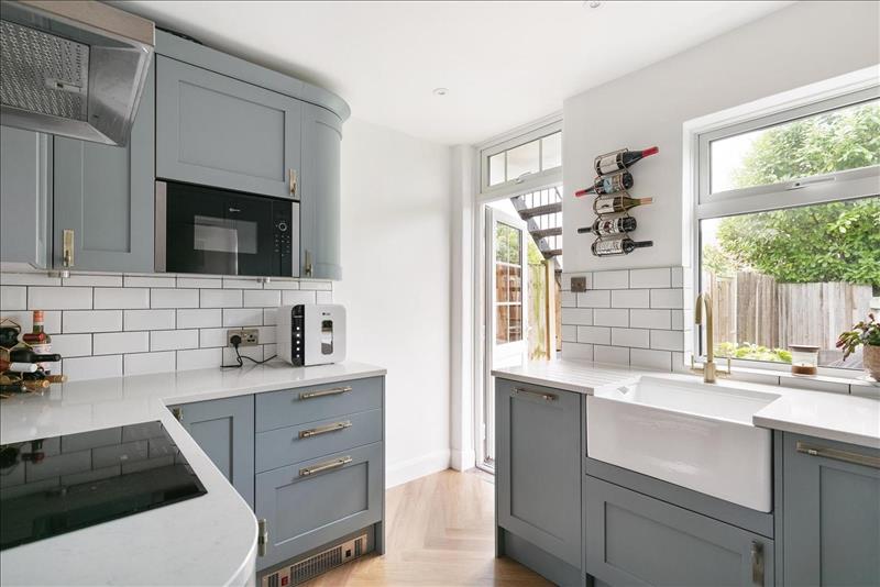 3 bedroom flat to let in Tilehurst Road, London, SW18 Petras Property