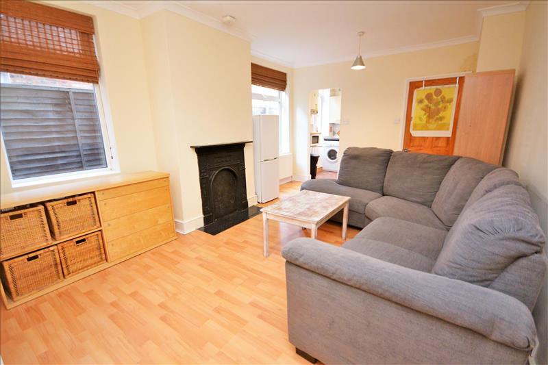 2 Bedroom Maisonette To Let In Byegrove Road Colliers Wood Sw19