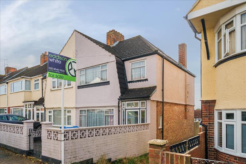 3 bedroom end of terrace house for sale in Rougemont Avenue, Morden