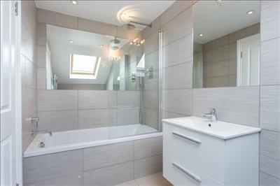 Bathroom (2).jpg