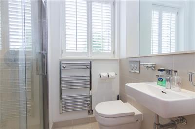 Bathroom (2).jpg